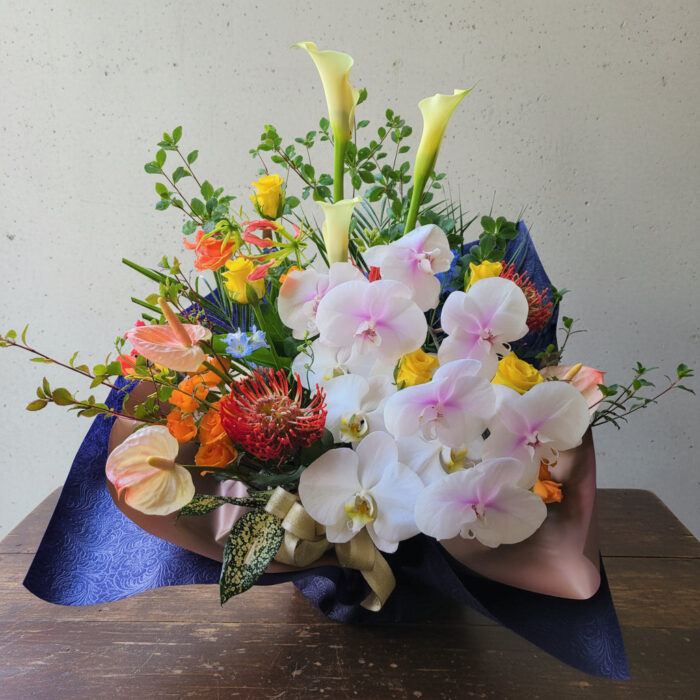 胡蝶蘭をいれて華やかに
