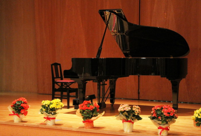 ピアノ発表会で贈る花束 フラワーアレンジメント がまるわかり 種類 相場 マナー 花工房パルテール 北上市のフラワーショップ