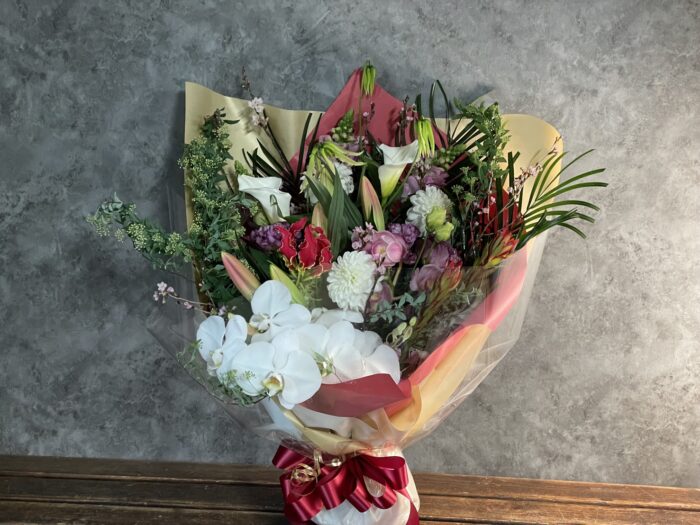 功績を称える品格ある花束