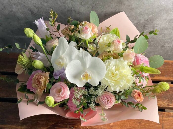 【ペットの命日やお悔やみに】犬・猫などのお供え花の選び方や色・飾り方をご紹介